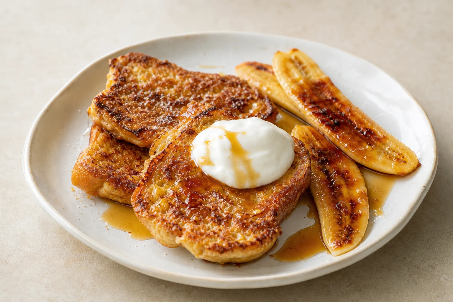Arme Ritter mit gegrillten Bananen, Sirup und einem Klacks Joghurt