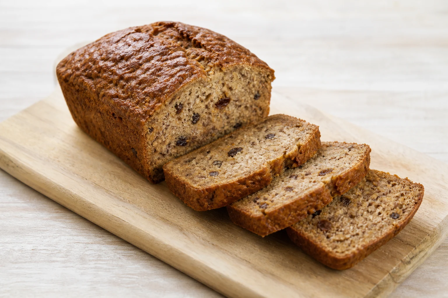 Angeschnittener Laib Bananen-Vollkornbrot mit sichtbaren Scheiben