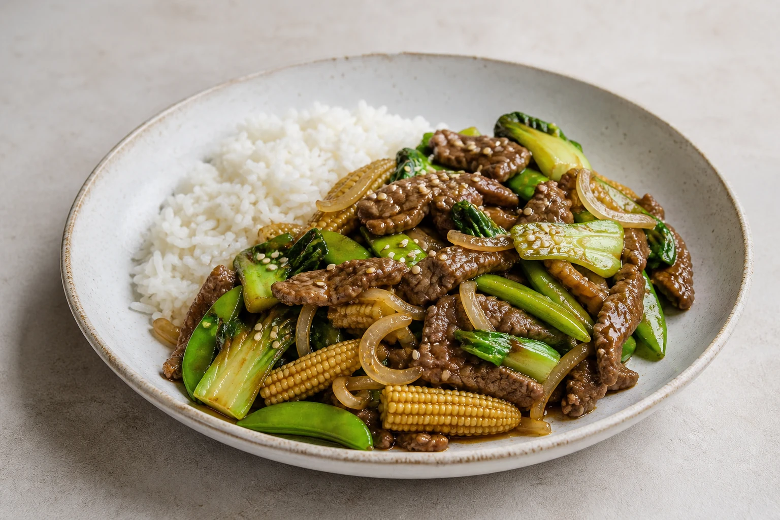 Lammstreifen mit Gemüse und Sesam aus dem Wok