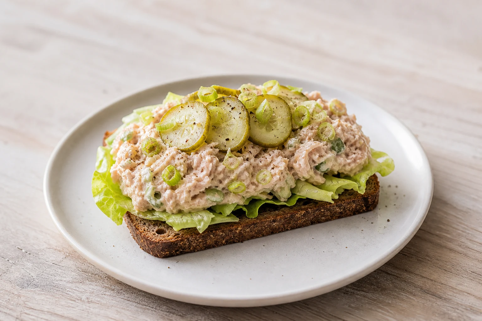 Roggenbrot mit cremiger Tunfisch-Mayonnaise, Eisbergsalat und Gurken