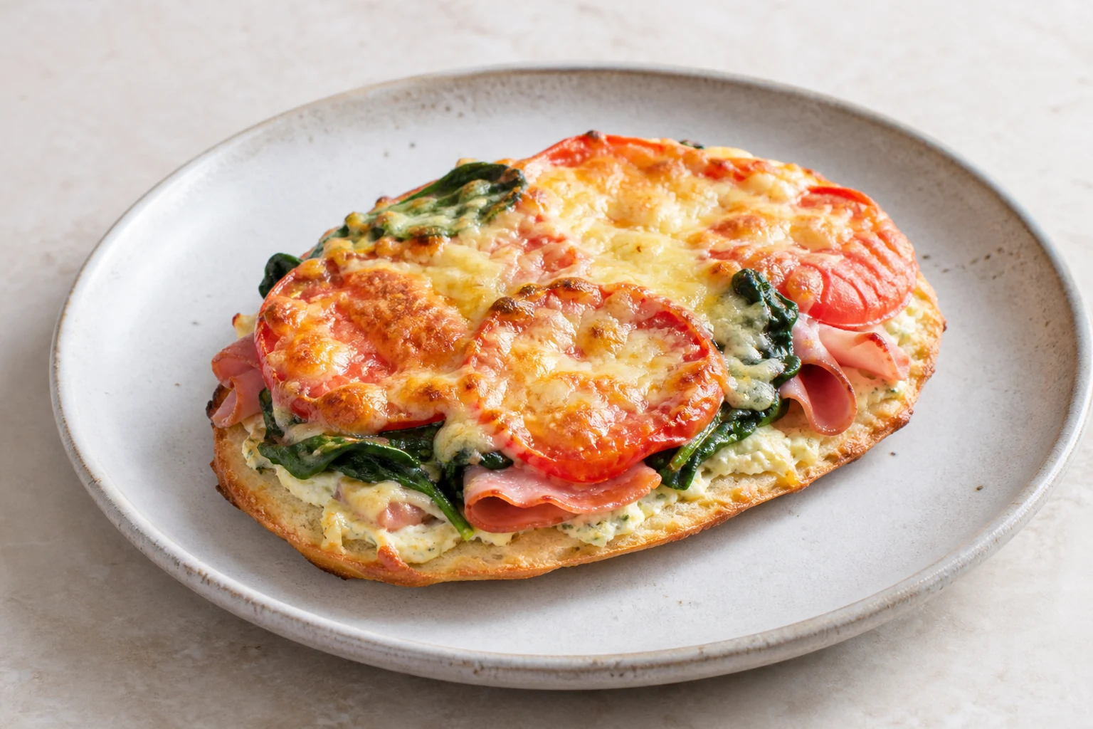 Warm überbackenes Sandwich mit Schinken, Spinat und Tomate